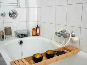 Serviettes fournies, papier toilette