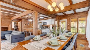 L’intérieur d’une cabane en bois comprend un coin repas, une cuisine et un salon.