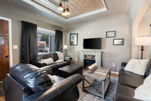 Smart TV, fireplace, books, offices - Bungalow on the Boulevard in Mt. Shasta (Mt.)
