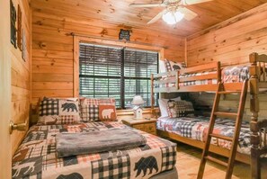 2 bedrooms, free WiFi, bed sheets - Beary Relaxing on Cherry Log Mountain (Blue Ridge)