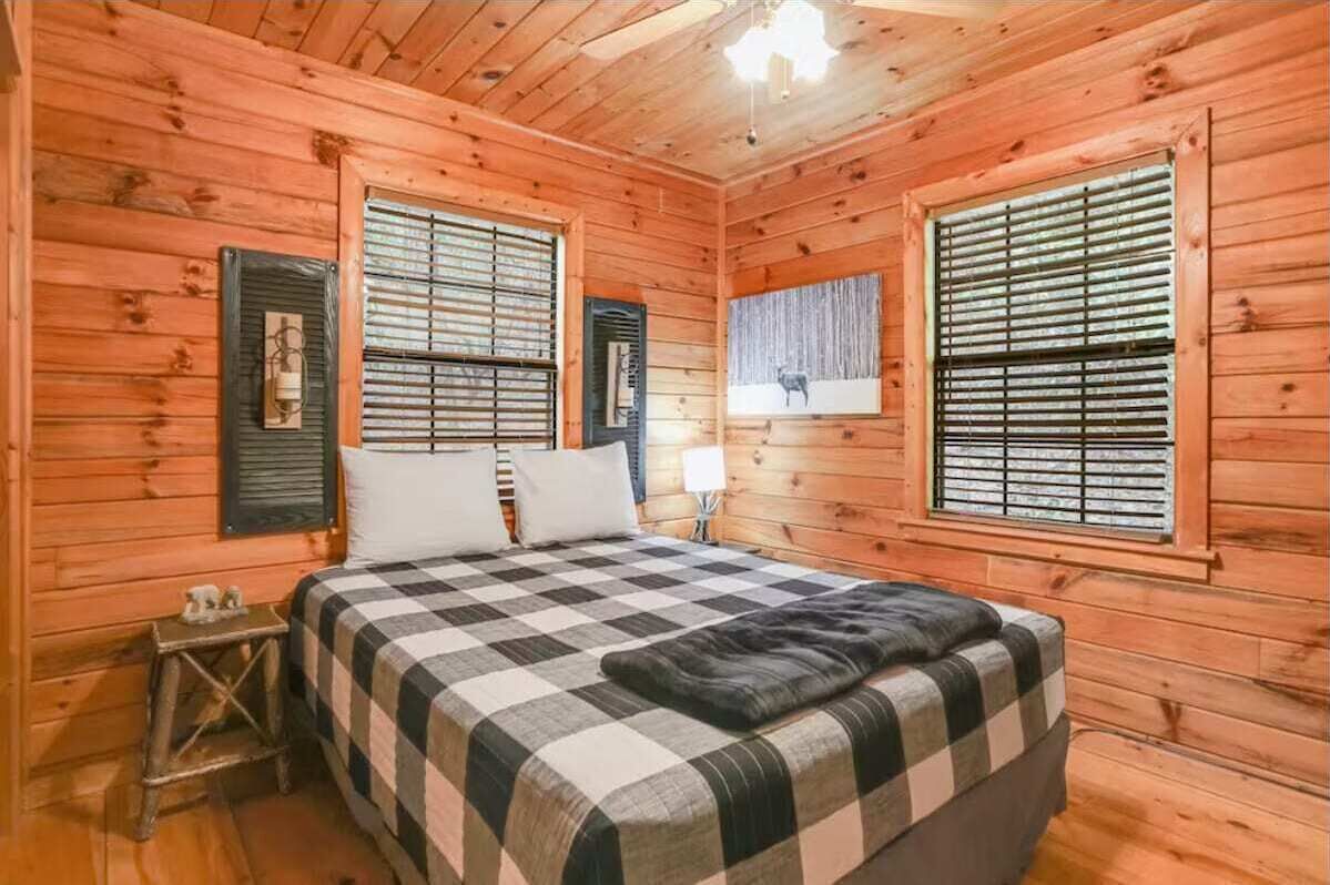 2 bedrooms, WiFi (free), bed sheets