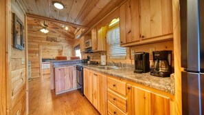 冷蔵庫、電子レンジ、オーブン、コンロ