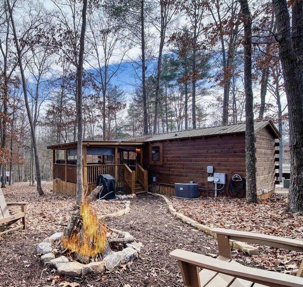 Property grounds - The Breakaway - Hot tub and fire pit (Blairsville)