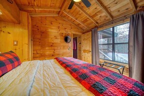 2 bedrooms, free WiFi, bed sheets - The Breakaway - Hot tub and fire pit (Blairsville)