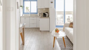 Departamento familiar, 2 habitaciones, balcón, vista al mar | Área de sala de estar