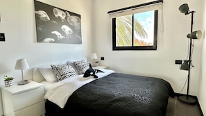 Apartamento família, 2 quartos, sacada, vista para o mar | 2 quartos, roupas de cama premium, edredons de pluma