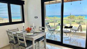 Departamento familiar, 2 habitaciones, balcón, vista al mar | Área de sala de estar