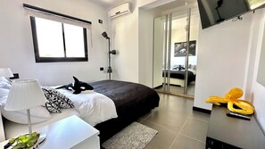 Departamento familiar, 2 habitaciones, balcón, vista al mar | 2 habitaciones, ropa de cama de alta calidad y edredón