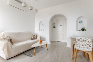 อพาร์ทเมนท์สำหรับครอบครัว, 2 ห้องนอน, ระเบียง, วิวทะเล | บริเวณนั่งเล่น | ทีวีจอแอลอีดี 55 นิ้ว พร้อมช่องดิจิตอล