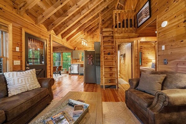 Smart TV, fireplace - Red, White, and Blue Ridge Retreat (Blue Ridge)