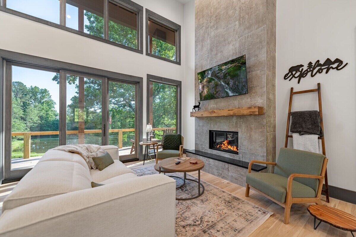 Een smart-tv, een open haard, tafelvoetbal en een tafeltennistafel