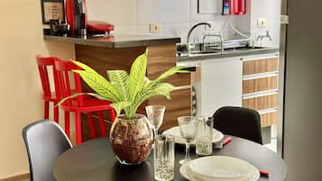 Cafeteira/chaleira, geladeira, micro-ondas, cooktop
