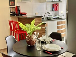Cafetera/tetera, refrigerador, microondas, placa de cocina
