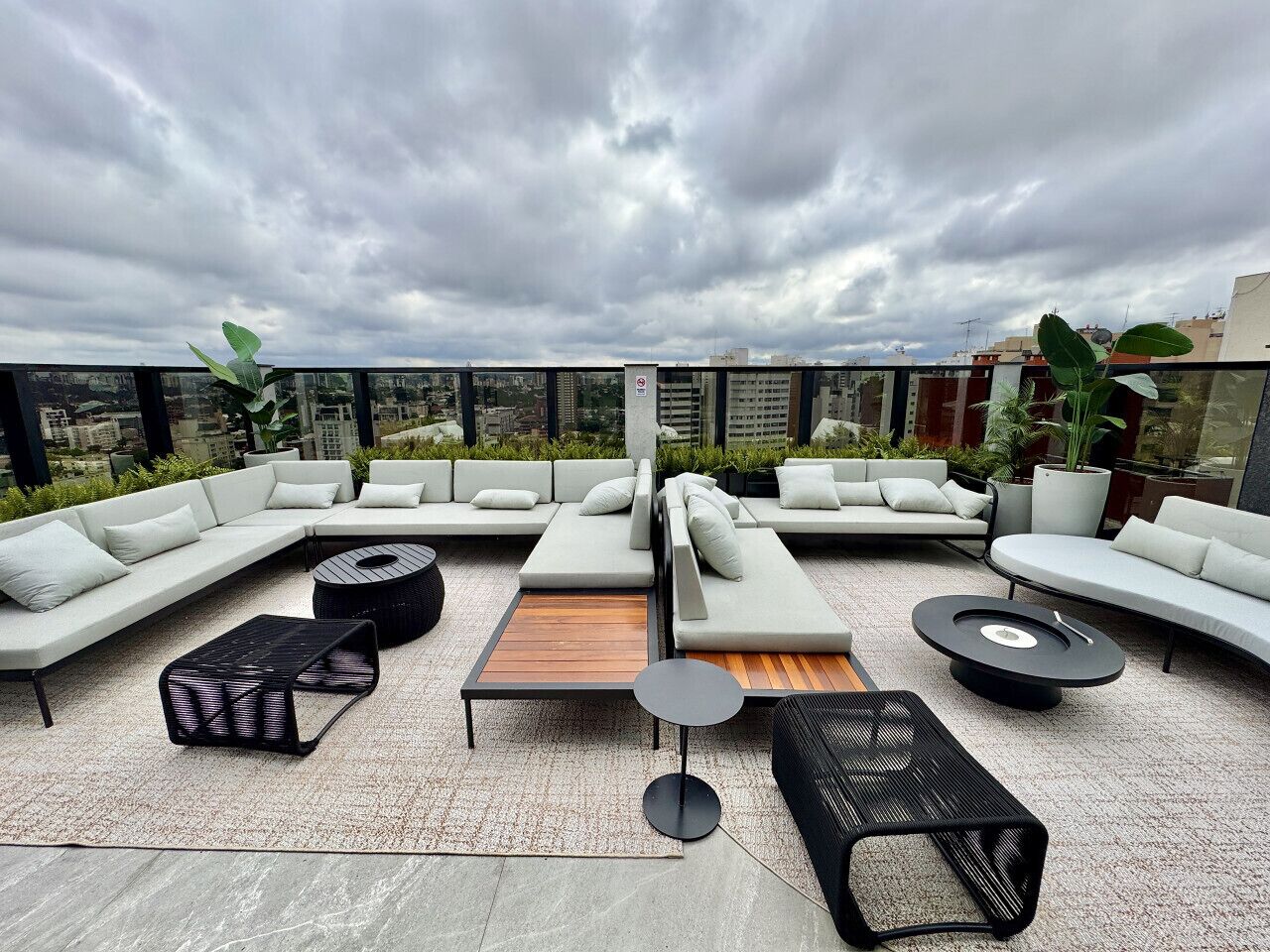 Rooftop com lounge e vista panoramica de Curitiba