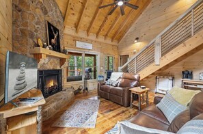 Smart-tv, eldstad och böcker