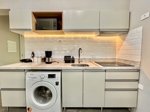 Cafetera y tetera, refrigerador, microondas y parrilla de estufa 