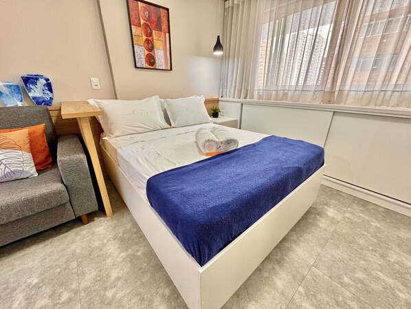 1 habitación, escritorio, tabla de planchar con plancha y cuna de viaje 