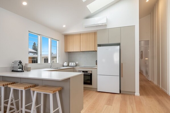 Frigorífico, microondas, horno y placa de cocina