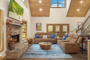 Smart TV, chimenea, mesa de ping pong, oficina