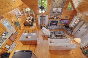 TV connectée, cheminée, livres