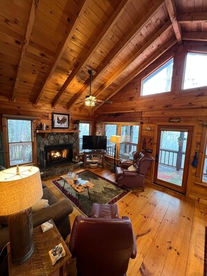 Smart TV, fireplace - Peace of Heaven - Cherry Log Mountain Rest (Blue Ridge)