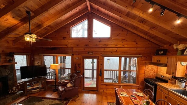 L’intérieur d’une cabane en rondins comprend un coin repas, une cuisine et un salon.