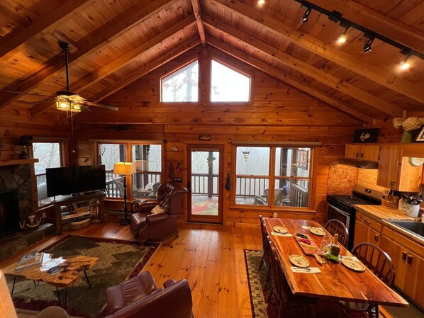 Smart TV, fireplace - Peace of Heaven - Cherry Log Mountain Rest (Blue Ridge)