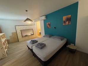 4 habitaciones, tabla de planchar con plancha y cuna de viaje 