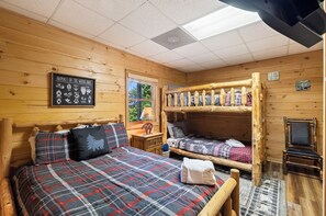 3 bedrooms, desk, iron/ironing board, free WiFi