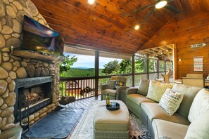 TV connectée, cheminée, jeux vidéo, baby-foot