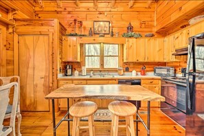 Fridge, microwave, oven, stovetop - Sunrise Hideaway on Cherry Log Mountain (Blue Ridge)