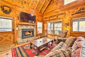 Smart TV, fireplace - Sunrise Hideaway on Cherry Log Mountain (Blue Ridge)