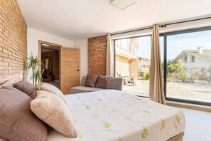 4 bedrooms, bed sheets - Villa Sentiu (Gavà)