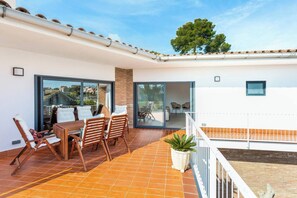 Outdoor dining - Villa Sentiu (Gavà)