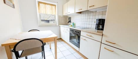 Refrigerador, horno, parrilla de estufa y cafetera y tetera