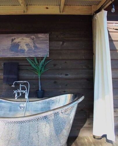 Charming cabin with outdoor soaking tub