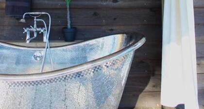 Charming cabin with outdoor soaking tub