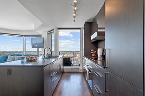 Fridge, microwave, oven, stovetop - Roger - Luxury ICE District Suite - Pool & Parking (Edmonton)
