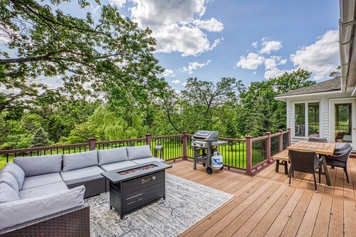 Richmond Ranch w/ Hot Tub by Evergreen Home