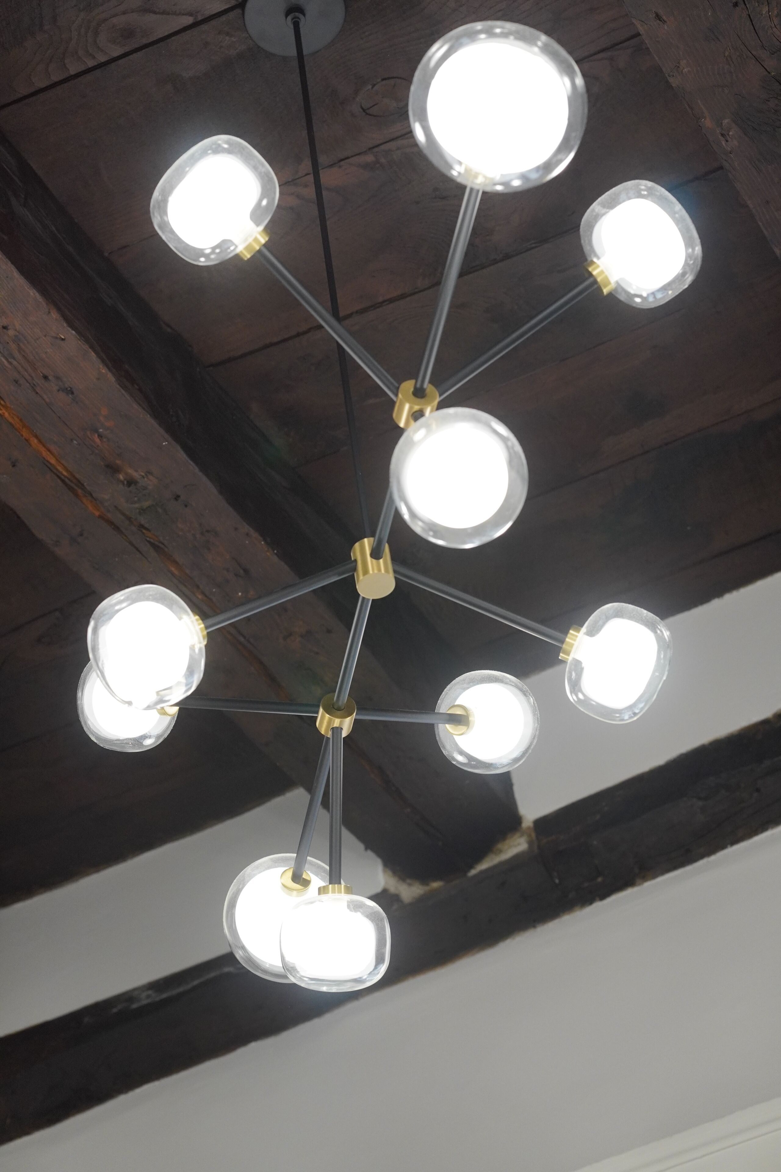 Techo con una lámpara central conectada a varias luces redondas.
