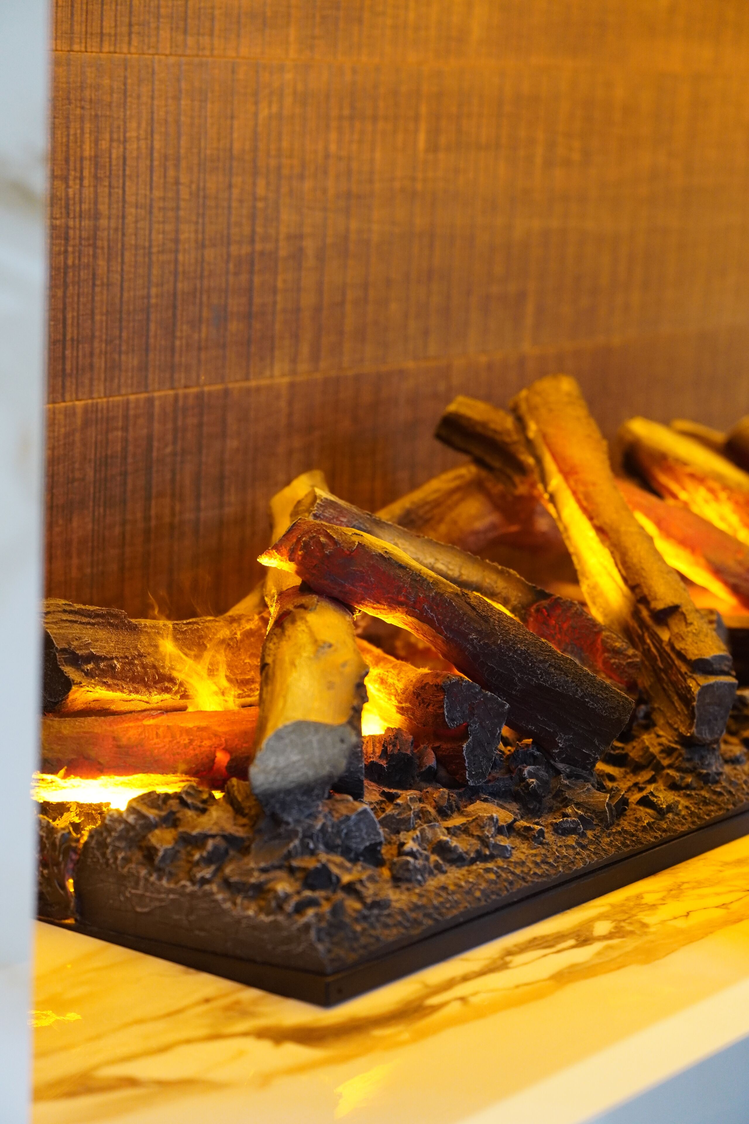 Una chimenea con leña ardiendo y brasas.