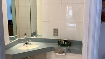 Produtos de toalete grátis, secador de cabelo, toalhas de banho