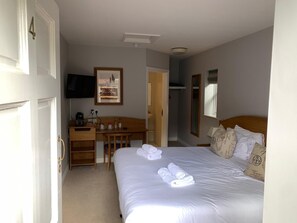 Chambre Supérieure Double ou avec lits jumeaux, salle de bains attenante, vue cour intérieure | Fer et planche à repasser, Wi-Fi gratuit