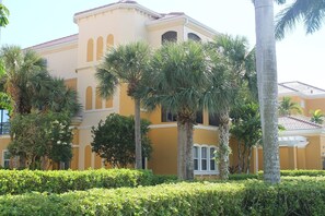 Exterior - Spacious 3 bedroom Condo in popular Hammock Bay-5 Minutes to Marco Island ! (Naples)