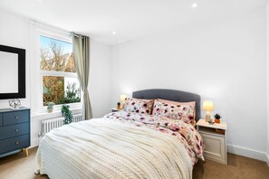 3 bedrooms, desk, iron/ironing board, internet