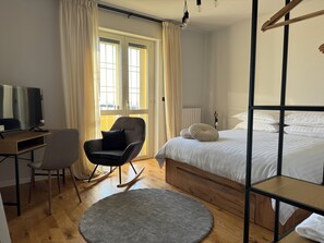 3 bedrooms, desk, iron/ironing board, free WiFi