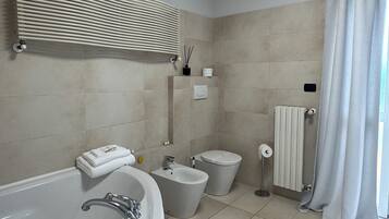 Dusche, umweltfreundliche Kosmetikartikel, Haartrockner, Bidet