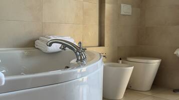 Dusche, umweltfreundliche Kosmetikartikel, Haartrockner, Bidet