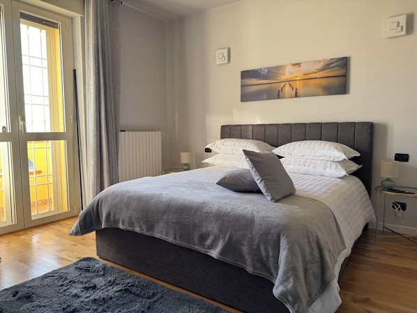 3 bedrooms, desk, iron/ironing board, free WiFi