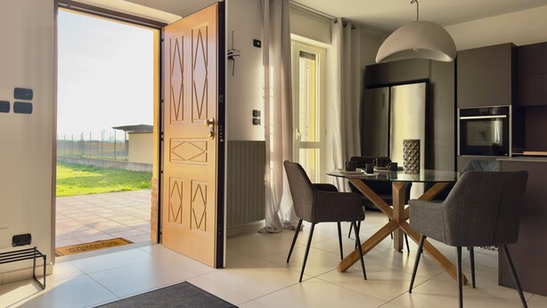 Una cocina moderna con comedor, un ventanal y vistas al exterior.
